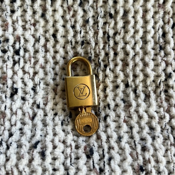 #215 Authentic Louis Vuitton lock n key - Picture 2 of 7